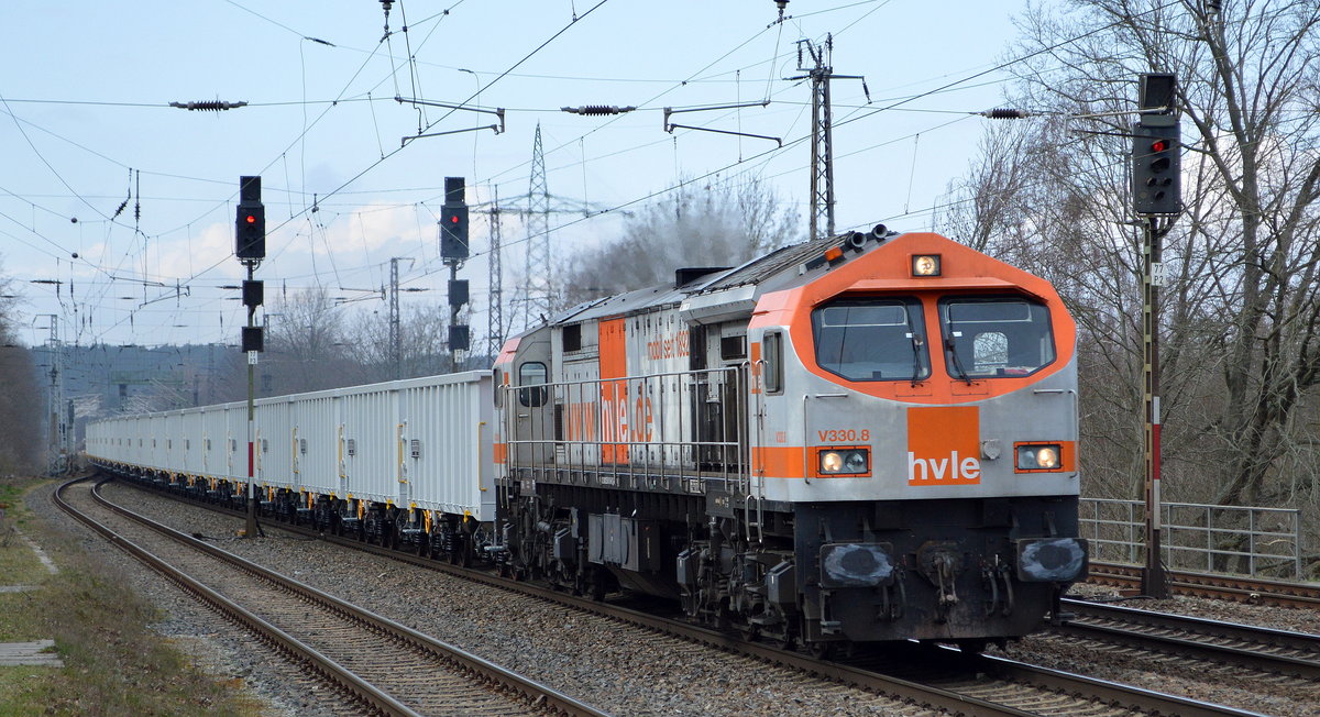 hvle Tiger  V330.8  (NVR:  92 80 1250 009-8 D-HVLE ) mit Ganzzug nagelneuer GATX offener Drehgestell-Güterwagen der Wagengattung Eamnos am 04.03.20 Durchfahrt Bf. Saarmund.   