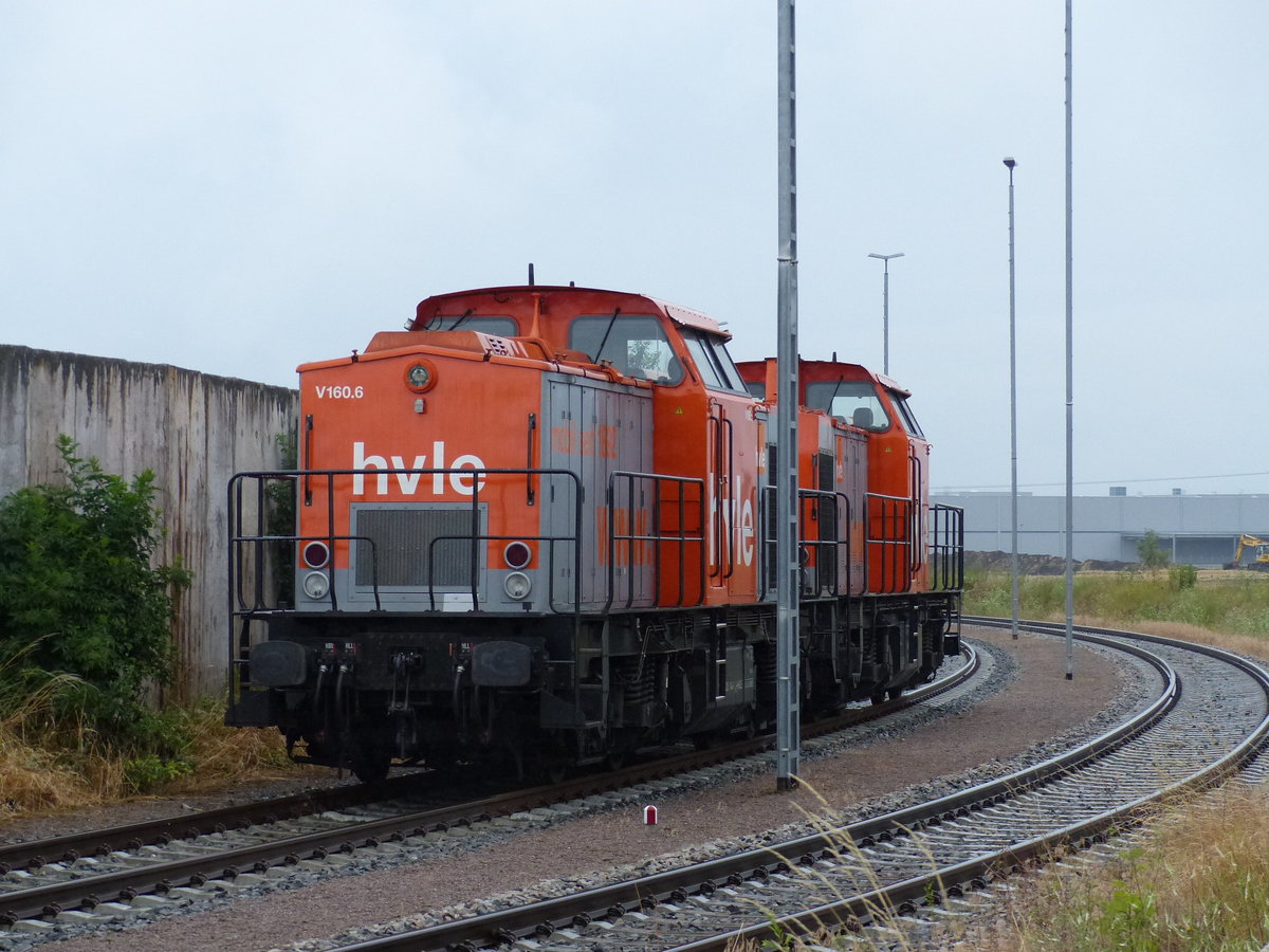 hvle V160.6 (92 80 1203 144-1 D-HVLE) + V160.5 (92 80 1203 143-3 D-HVLE), am 01.07.2017 beim pausieren auf dem MDC-Anschlussgleis in Kölleda. Sie brachten zurvor niederländische Tagnpps-Wagen zum Argrarservice Kölleda.