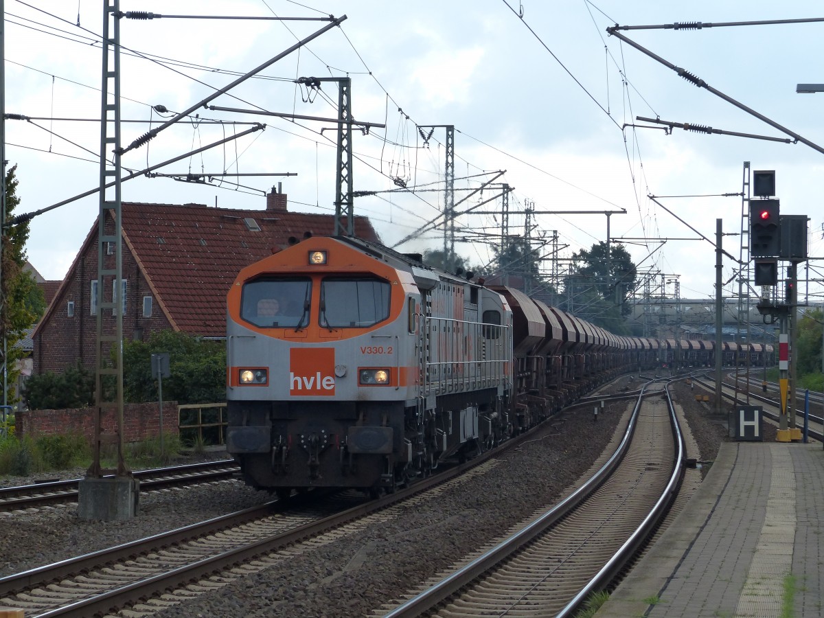 HVLE V300.2 fährt am 23.09.2014 mit einen Ganzzug Selbstentladewagen durch Ludwigslust.