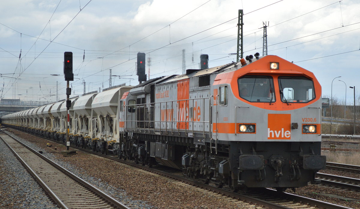 hvle V330.6 (92 80 1250 003-1 D-HVLE) mit Schüttgutwagenzug am 13.03.18 Bf. Flughafen Berlin-Schönefeld.