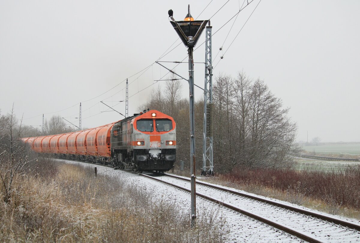 HVLE V330.8 (250 009) kam mit einem vollen Getreidezug auf der Fahrt von Dresden, am Morgen des 10.12.2021 in Mukran an. Hier am BÜ km 2,6 in Mukran aufgenommen.