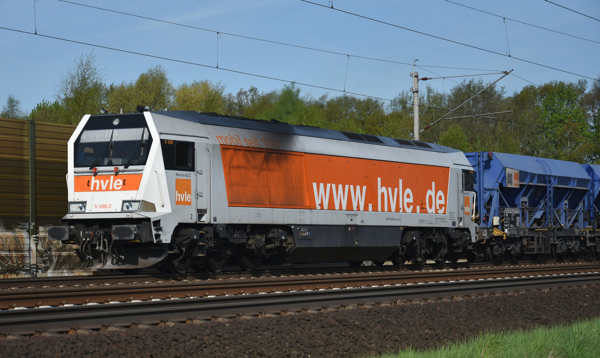 HVLE V490.3 / 264 008-4 kommend aus Richtung Hamburg mit einem schweren Schotterzug. Höhe Bardowick, 27.04.2018.