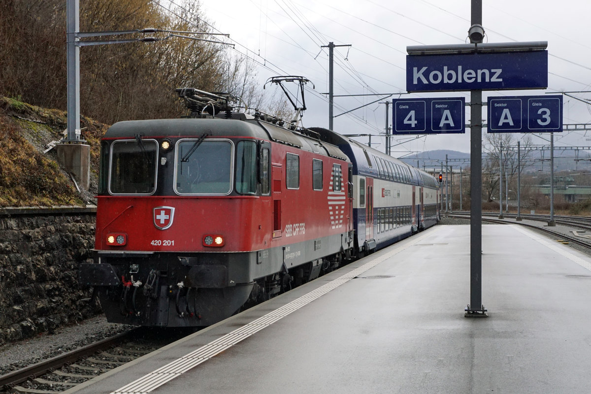 HVZ - Pendel der S-Bahn 19 mit Re 420 201 LION bei der Einfahrt Koblenz am 1. März 2019.
Foto: Walter Ruetsch 