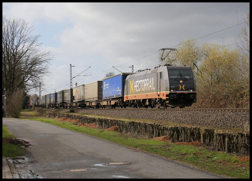 Hwectorrail 241003 ist hier mit einem Güterzug nach Skandinavien am 8.3.2019 um 13.48 Uhr auf der Rollbahn in Hasbergen unterwegs.