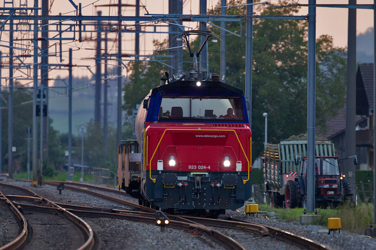 Hybridlok Eem 923 024-4 kommt am Abend des 4.9.2014 mit einer geringen Fuhre bei Reichenburg vorbei.