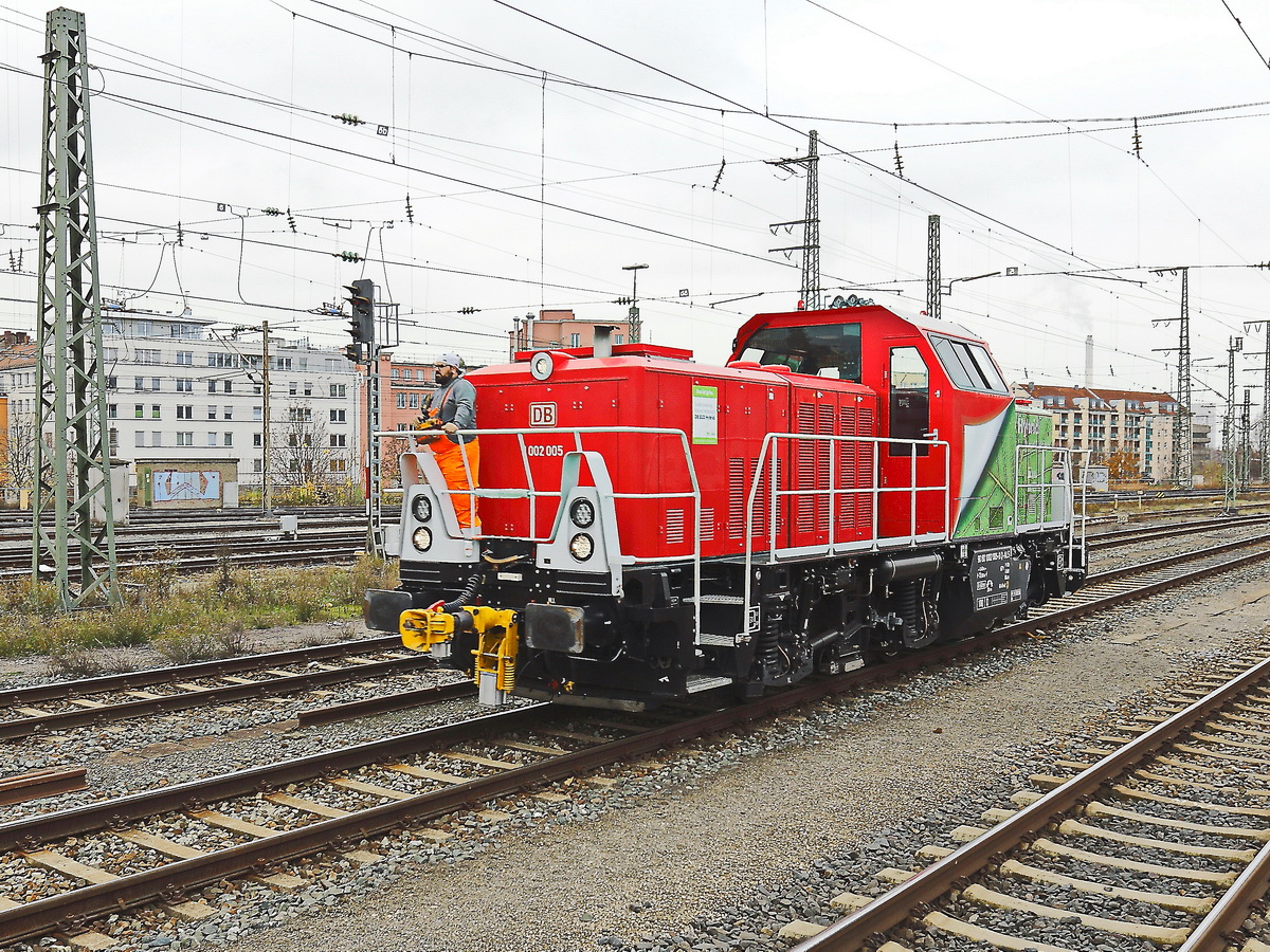Hybridlokomotive 1 002 005 im Bahnhofbereich von Nürnberg am 30. November 2019