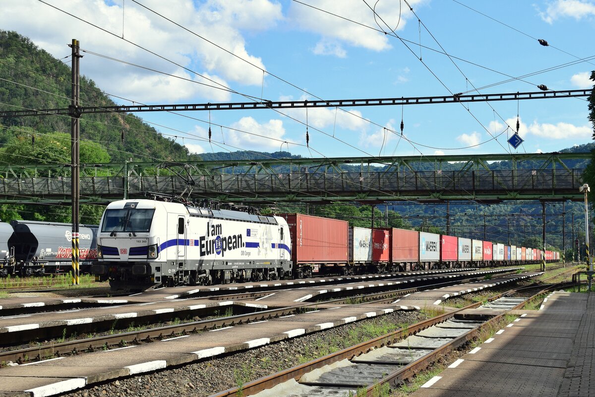 I am European. 193 360 fährt mit einem Containerzug durch Usti nad Labem Strekov in Richtung Norden.

Usti nad Labem Strekov 29.07.2023