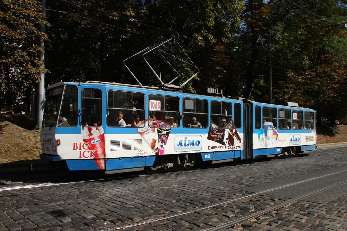 I scream, you scream, everybody want´s ice cream!
TATRA T4 mit Eiswerbung am 19.08.2015 in Lviv.