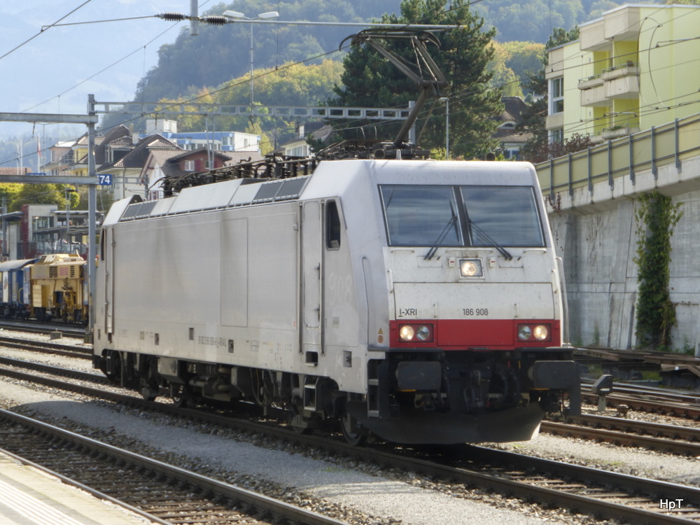 I-XRI  Lok 186 908-6 im Bahnhof Spiez am 08.10.2014