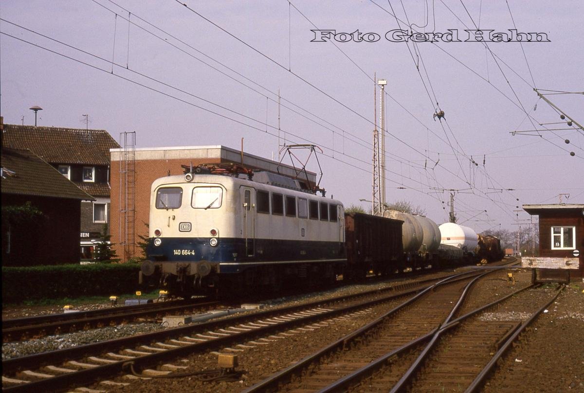 Ibbenbüren Esch am 11.4.1988 um 10.15 Uhr: 140660 ist mit einem gemischten Güterzug unterwegs in Richtung Osnabrück.