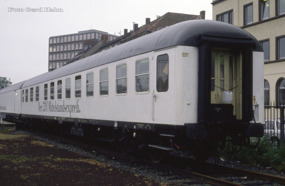 IBM Ausstellungswagen im unteren Bahnhof des HBF Osnabrück am 8.6.1988.
Es handelt sich um Wagen Nr. 518092-73000-8 D. Das im Hintergrund befindliche Büro Hochhaus wurde inzwischen entkernt und zu einem Hotel umgebaut.