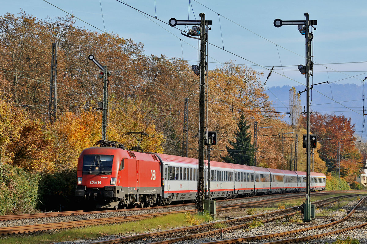 IC 118 auf dem Weg nach Münster, bis Lindau wird der Intercity von einem Taurus der ÖBB gezogen, hier bei Lindau-Reutin am 1.11.2016. Ab Lindau übernehmen 2 Loks der Baureihe 218 den Job bis Stuttgart, dort wird dann wiederum bis Münster auf eine Elok umgespannt.