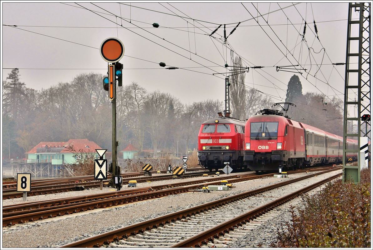 IC 118 aus Innsbruck mit 1016 047 begegnet auf dem Bodenseedamm den beiden 218er, die den Zug zur Weiterfahrt Richtung Stuttgart übernehmen. (14.02.2017)