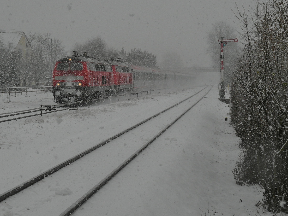 IC 118 von Innsbruck nach Mnster(Westfalen) kurz vor der Durchfahrt am Bahnhof von Niederbiegen. Bild wurde am 27.12.2014 vom Bahnsteig aus aufgenommen.