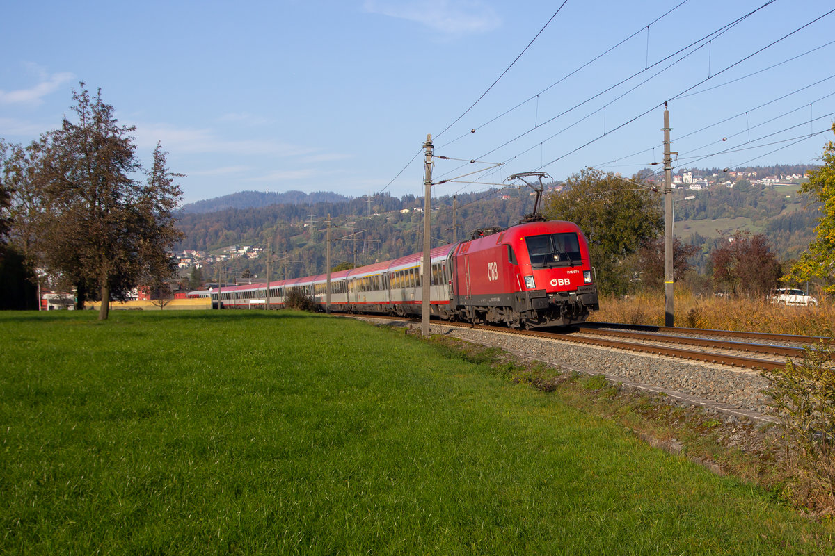 IC 119 bei Schwarzach im Sandwich vorne mit 1116 273 in Richtung Dornbirn. 26.10.18