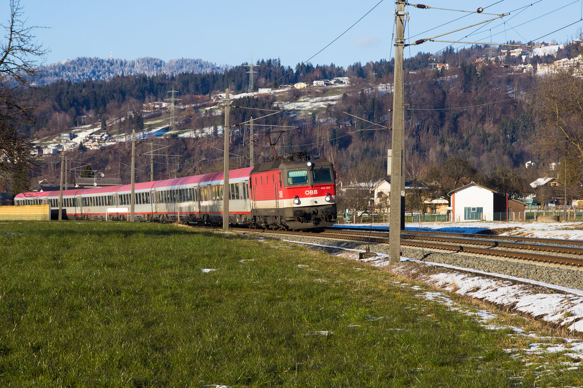 IC 119 in der Kurve Schwarzach (VB) in Richtung Dornbirn mit 1144 256-0 am 13.2.18