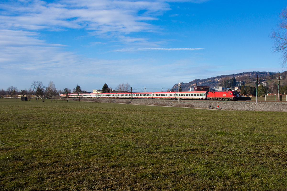 IC 119 von Lindau nach Innsbruck. Bis 18.3.18 wird der Zug im Loksandwich geführt. Mit 1144 und 1016 oder 1116 im Wechsel. Aufgenommen am 18.2.18