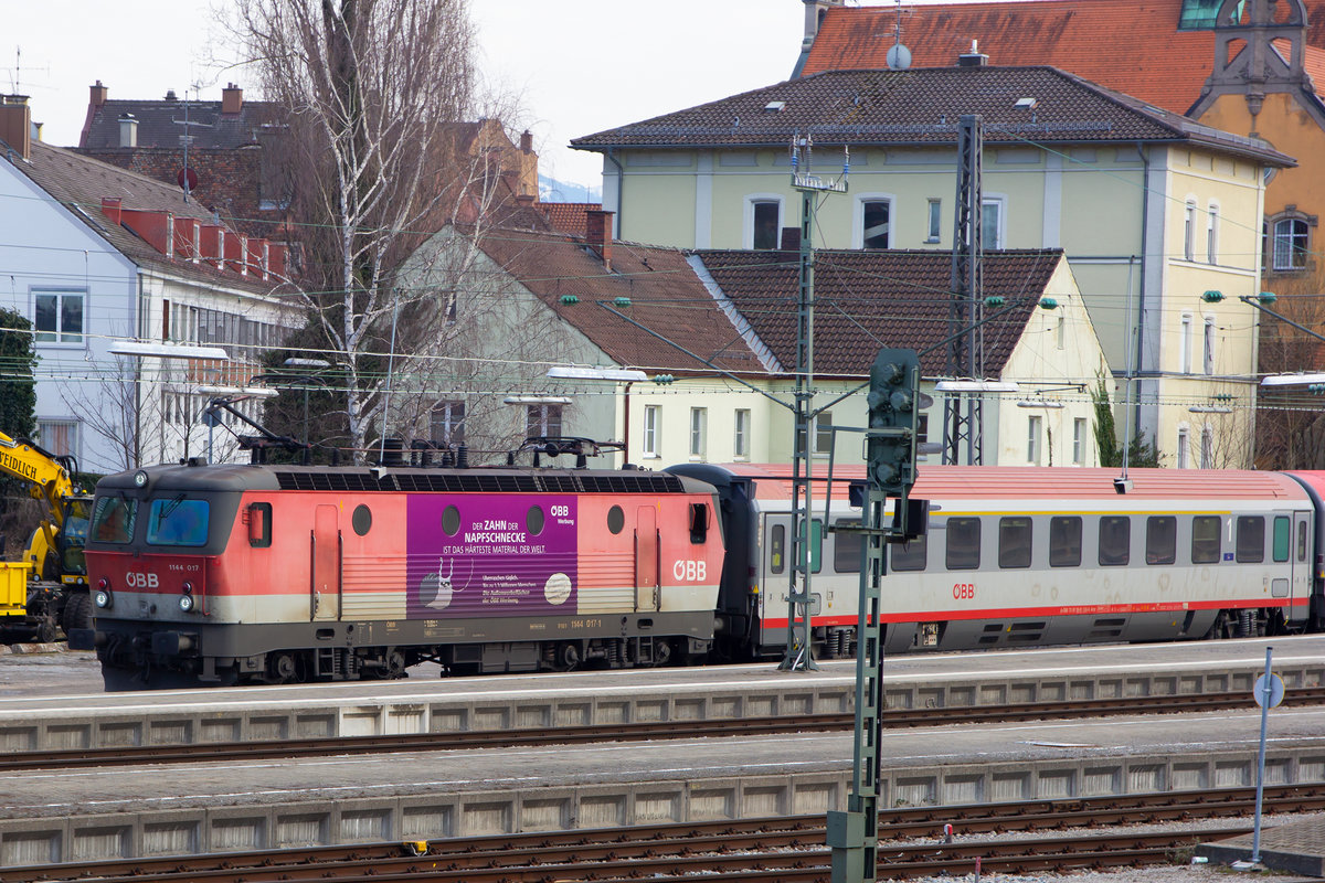 IC 119 mit 1144 017-1 in Lindau Hbf. 24.2.19