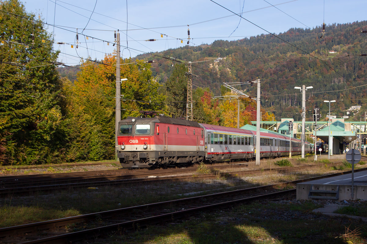 IC 119 mit 1144 233-4 bei der Ausfahrt in Bregenz. 19.10.19