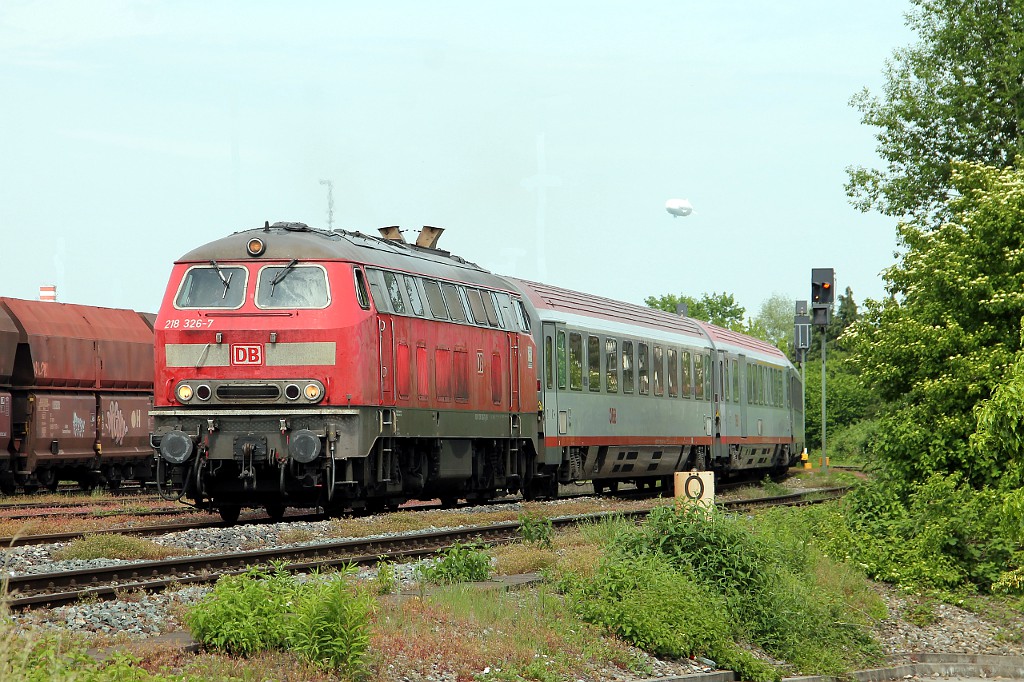 IC 119 mit 218 326-7 kommt Verspäted in Friedrichshafen an (27.05.2016)