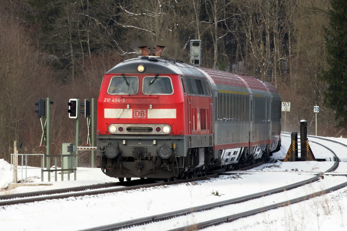 IC 119, Münster Westfalen Hbf - Innsbruck. Zwischen Stuttgart und Lindau wird der Zug mit einer Doppeltraktion 218 gefahren, am 31.1.2015 durchfährt der Zug mit nur einer 218 (218 494-3) Durlesbach.
