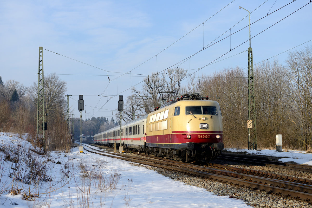 IC 1281 nach Schwarzach-St. Veit verkehrt in der Urlaubssaison Samstags nachmittags und wurde 2015 planmäßig zwischen München HBF und Wörgl von der 103 245 bespannt. Am 14. Februar 2015 wurde der Zug bei der Durchfahrt durch den winterlichen Bahnhof Assling fotografiert. die Aufnahme ist inzwischen so nicht mehr machbar - der Bahnhof Assling hat seine alten Quertragwerke verloren und moderne Einzelmasten erhalten.