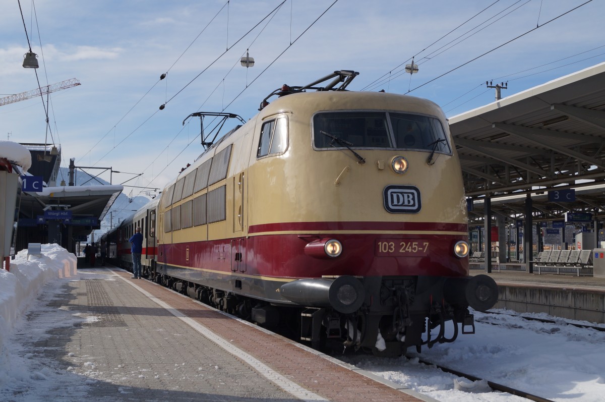 IC 1284  Großglockner  (Schwarzach-St.V. - Flensburg) beim Fahrtrichtungswechsel in Wörgl Hbf.
27.01.2015