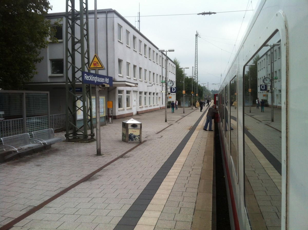 IC 134 von Norddeich Mole nach Luxembourg wartet am 07.09.2013 auf seine Abfahrt in Recklinghausen Hbf.