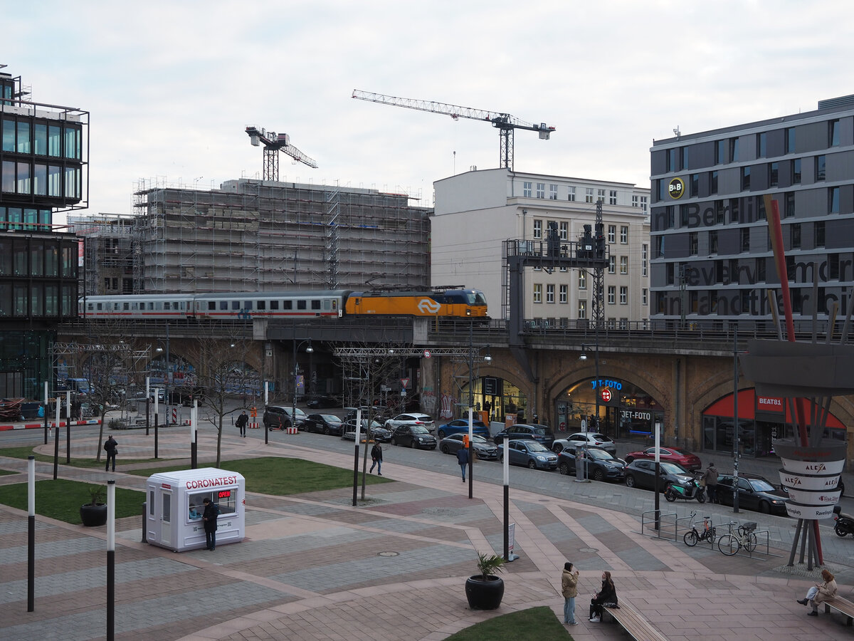 IC 140 fuhr am 15. Februar 2022 mit der durch die NS gemieteten 193 263 von Berlin Ostbahnhof nach Amsterdam.
Durch den Einsatz der Mehrsystemlok, die bei ELOC im Eigentum steht, wurde auf dieser Verbindung das Umspannen der Loks in Bad Bentheim überflüssig. Zuvor wurde der Zog schon auf IC 141 von der Lok nach Berlin gezogen.

Hier fährt der Zug mit 15 min Verspätung zw. Berlin Ostbahnhof und Alexanderplatz auf der kürzlich 140 Jahre alt gewordenen Berliner Stadtbahn, aufgenommen von der Galerie der ALEXA-Shoppingmall.

Berlin, der 15.02.2022