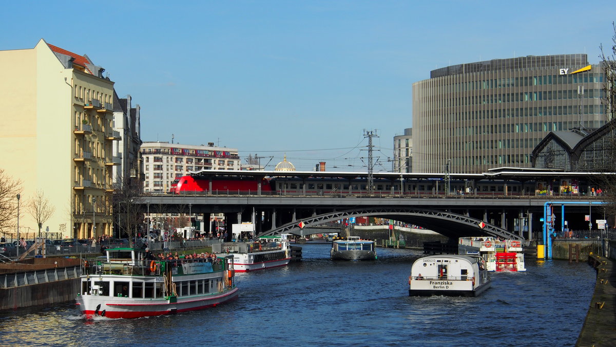 IC 140 nach Amsterdam Centraal überquert am sonnigen 26.03.2017 die Spree und durchfährt zugleich den Bahnhof B-Friedrichstraße.
Die Schiffe auf der Spree waren an diesem Tag ganz gut besetzt.

Berlin, der 26.03.2017