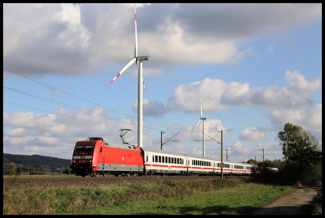 IC 146 mit 101096-6 passiert hier am 29.10.2019 um 13.44 Uhr auf der Fahrt von Berlin nach Amsterdam die Windräder bei Westerhausen.