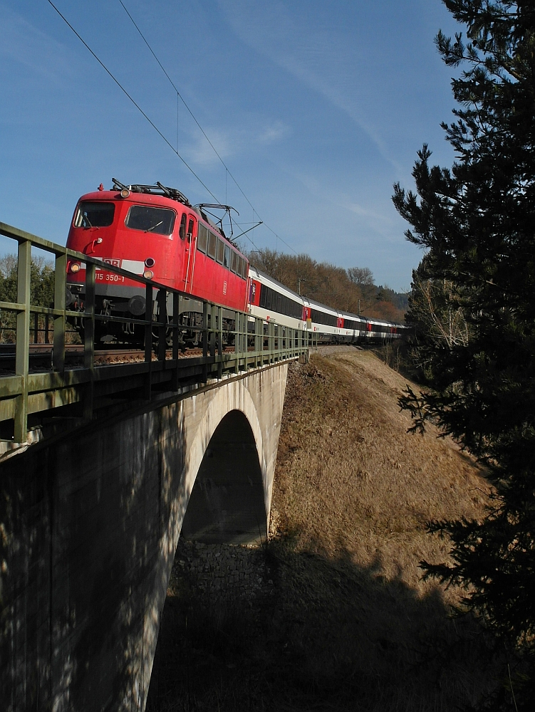 IC 181, Frankfurt (M) - Zürich, wird am 10.04.2015 von 115 350-1 gezogen. Aufnahme entstand in der Nähe von Möhringen.