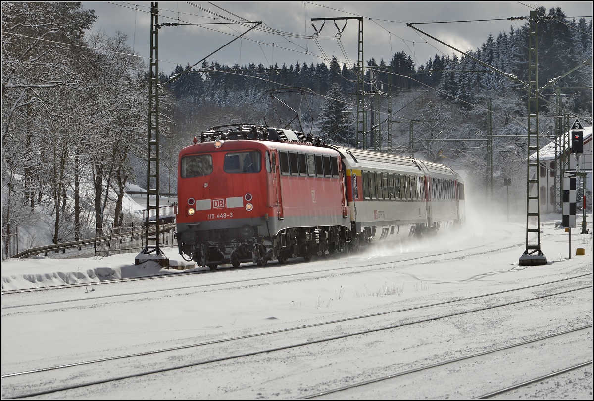 IC 185 mit 115 448-3 beim Abzweig Richtung Gäubahn in Hattingen. Januar 2015.