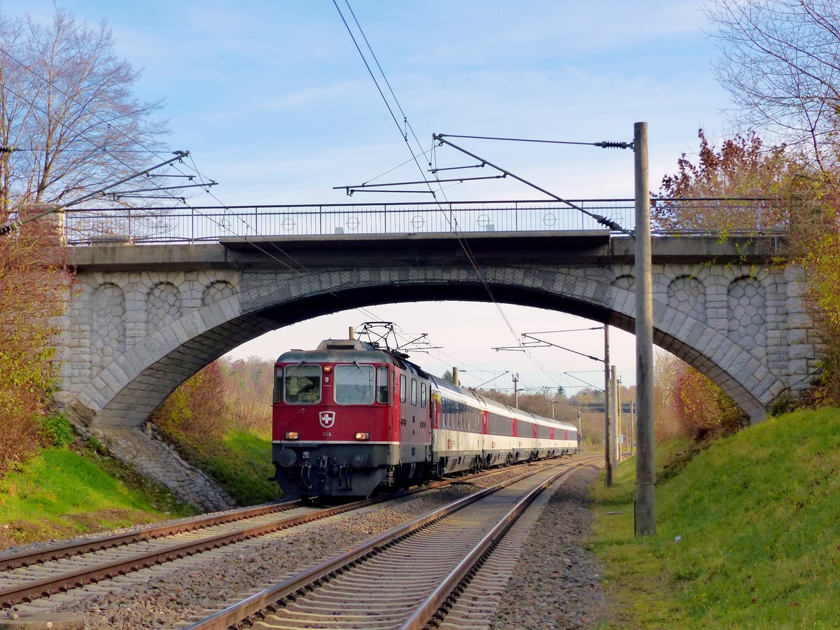 IC 187 Stuttgart - Zürich wurde am 15.11.2020 um 14:30 Uhr in Singen von der Re 4/4 II 11124 übernommen und passiert wenige Minuten später den Haltepunkt Bietingen auf ihrem Weg in Richtung Schaffhausen / Zürich. 