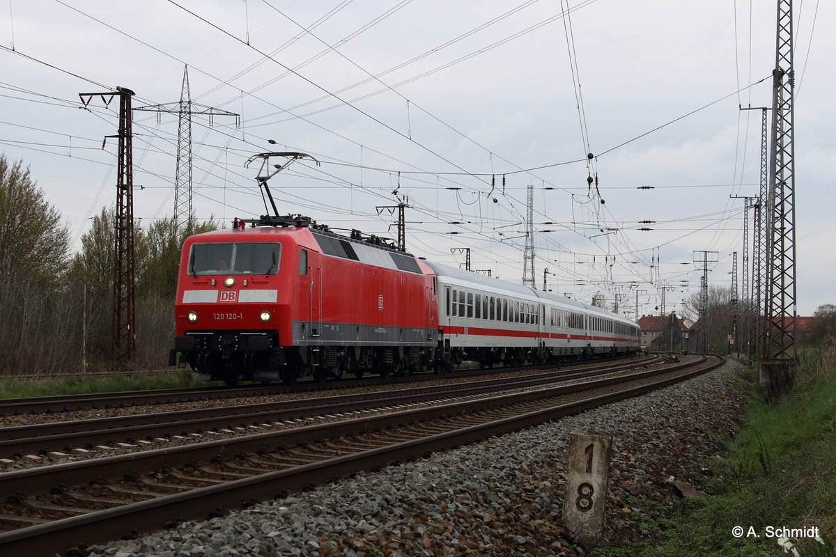 IC 1956 mit der 120 120 auf dem Weg nach Karlsruhe. Gesehen am 17.04.2016 in Großkorbetha.
