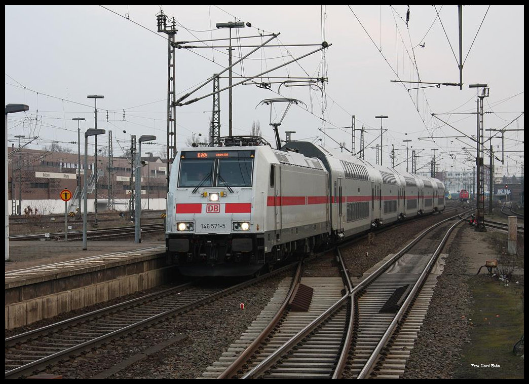 IC 2 nach Emden fährt hier am 29.2.2016 mit Zuglok 146571 in den Hauptbahnhof Braunschweig ein.