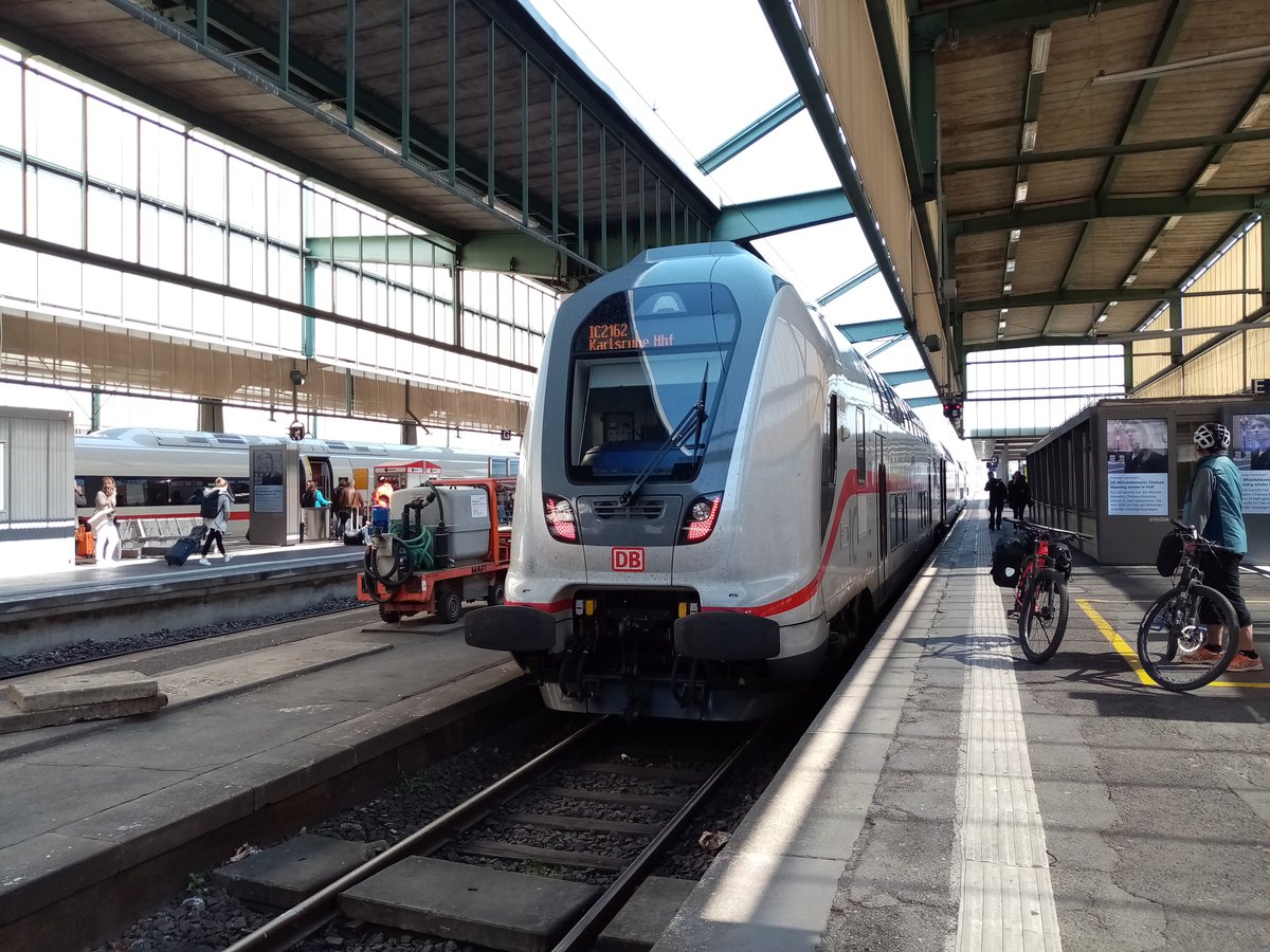 IC 2 nach Karlsruhe im Stuttgarter Hbf.
Aufgenommen am 17.05.2019