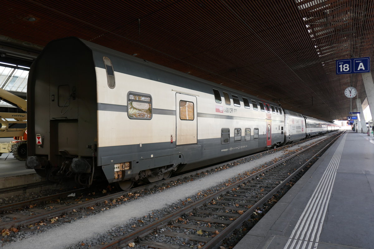 IC 2000 AD als überfuhr hinter der Re 460 052 ABB / Gottardo am 27.11.17 in Zürich HB.