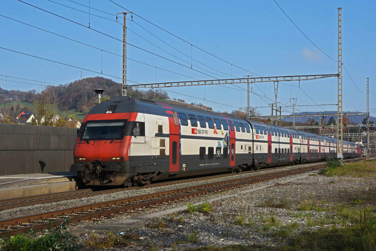 IC 2000 Steuerwagen Bt 50 85 26-94 931-0 durchfährt den Bahnhof Gelterkinden. Die Aufnahme stammt vom 11.11.2020.