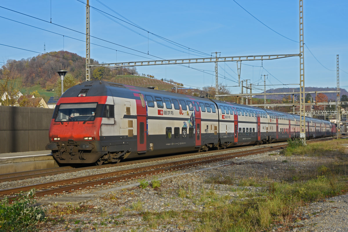 IC 2000 Steuerwagen Bt 50 85 26-94 911-2 durchfährt den Bahnhof Gelterkinden. Die Aufnahme stammt vom 13.11.2020.