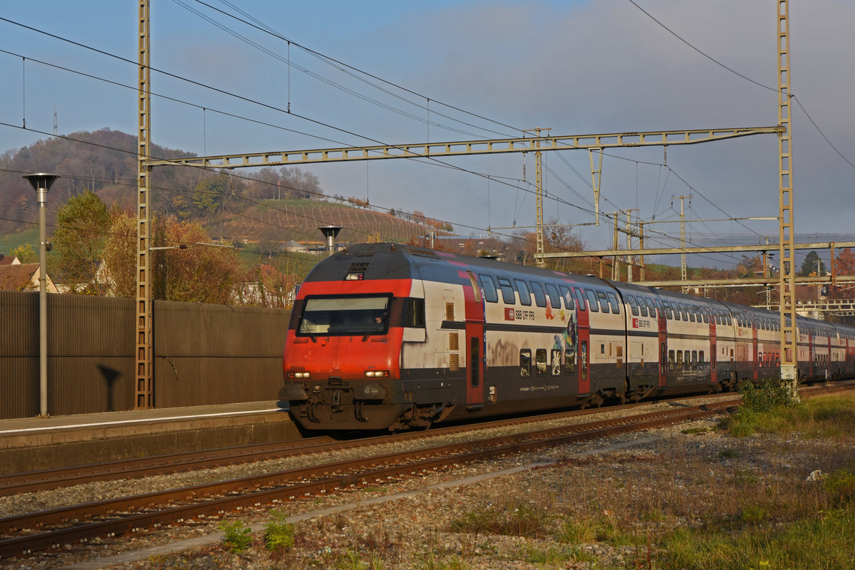 IC 2000 Steuerwagen Bt 50 85 26-94 920-3 durchfährt den Bahnhof Gelterkinden. Die Aufnahme stammt vom 11.11.2020.