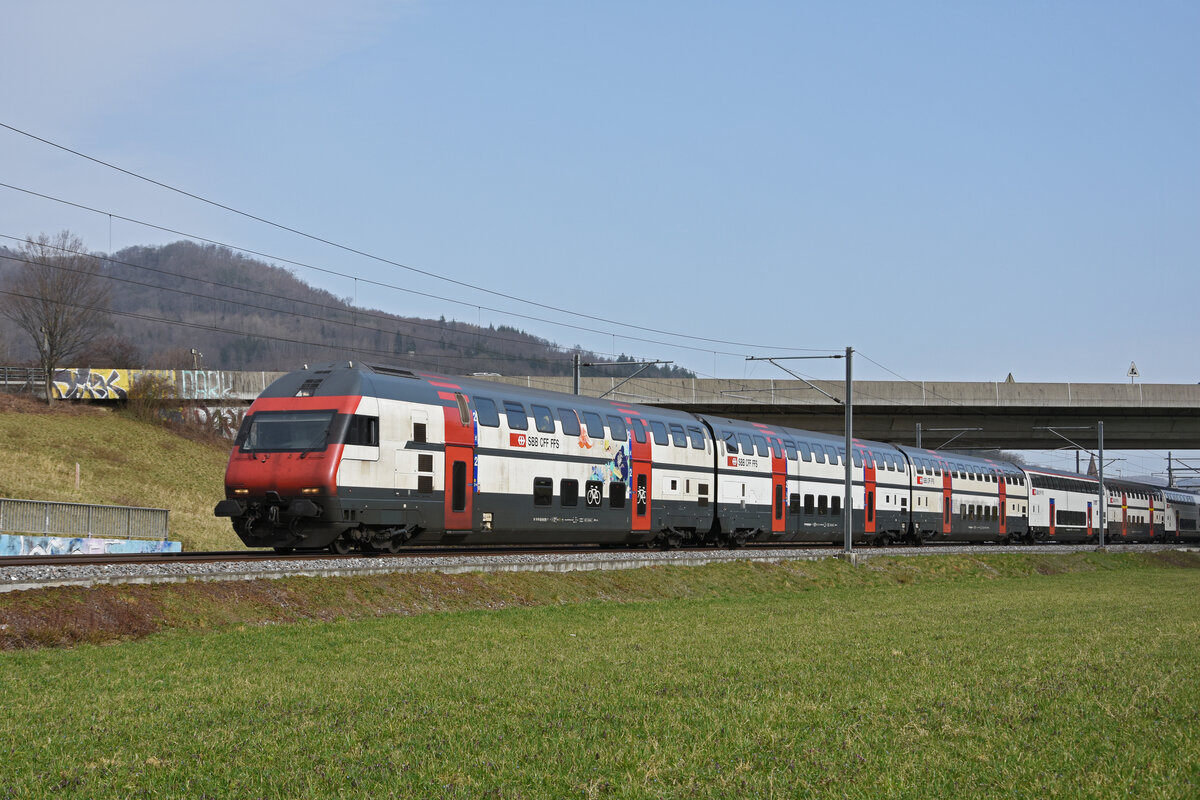IC 2000 Steuerwagen Bt 50 85 26-94 918-7 fährt Richtung Bahnhof Sissach. Die Aufnahme stammt vom 26.02.2021.