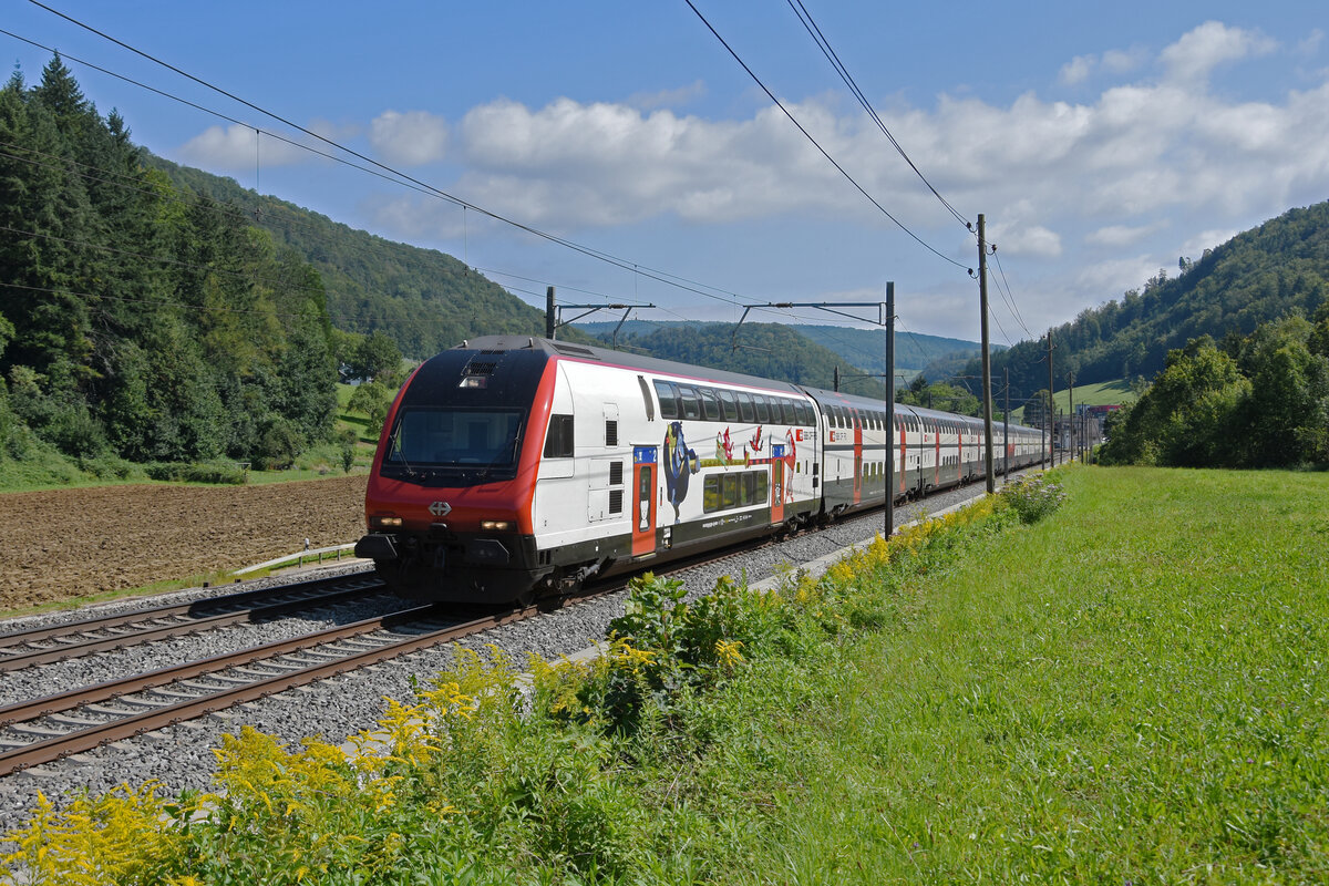 IC 2000 Steuerwagen Bt 50 85 26-94 939-3 fährt Richtung Bahnhof Gelterkinden. Die Aufnahme stammt vom 25.08.2021.
