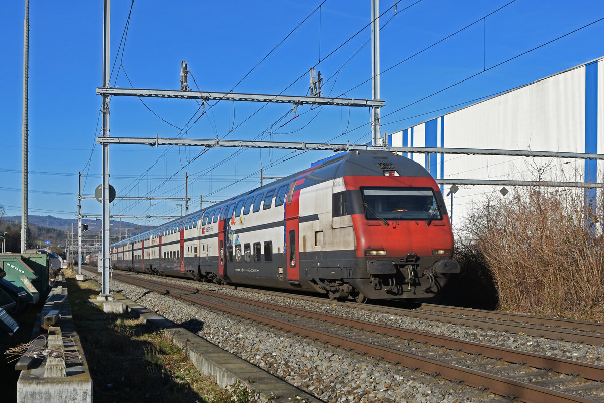 IC 2000 Steuerwagen Bt 50 85 26-94 903-9 fährt Richtung Bahnhof Itingen. Die Aufnahme stammt vom 08.02.2022.