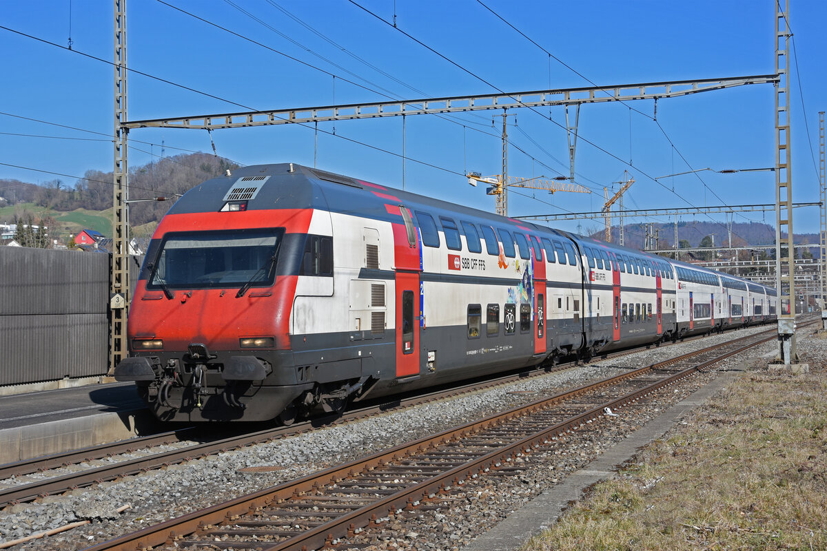 IC 2000 Steuerwagen Bt 50 85 28-94 901-3 durchfährt den Bahnhof Gelterkinden. Die Aufnahme stammt vom 04.03.2022.