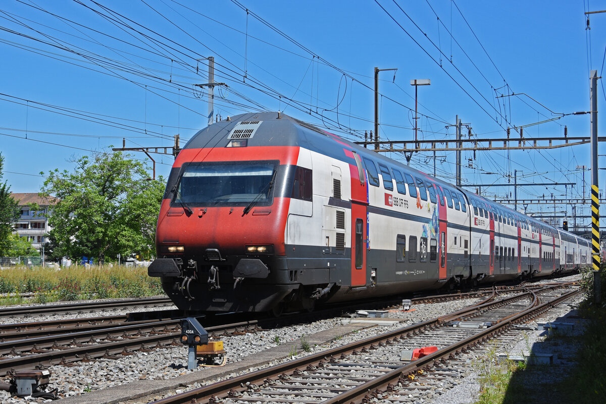 IC 2000 Steuerwagen Bt 50 85 26-94 901-3 durchfährt den Bahnhof Pratteln. Die Aufnahme stammt vom 11.06.2022.