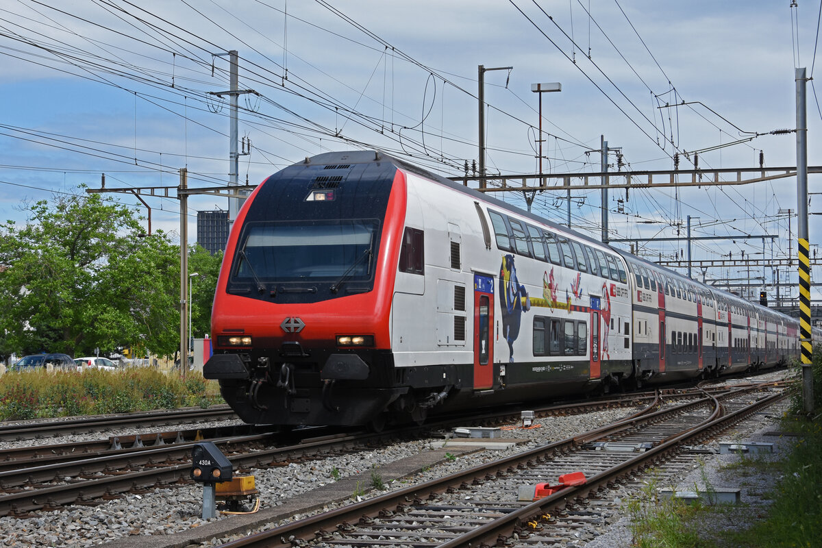 IC 2000 Steuerwagen Bt 50 85 26-94 931-0 durchfährt den Bahnhof Pratteln. Die Aufnahme stammt vom 09.06.2022.