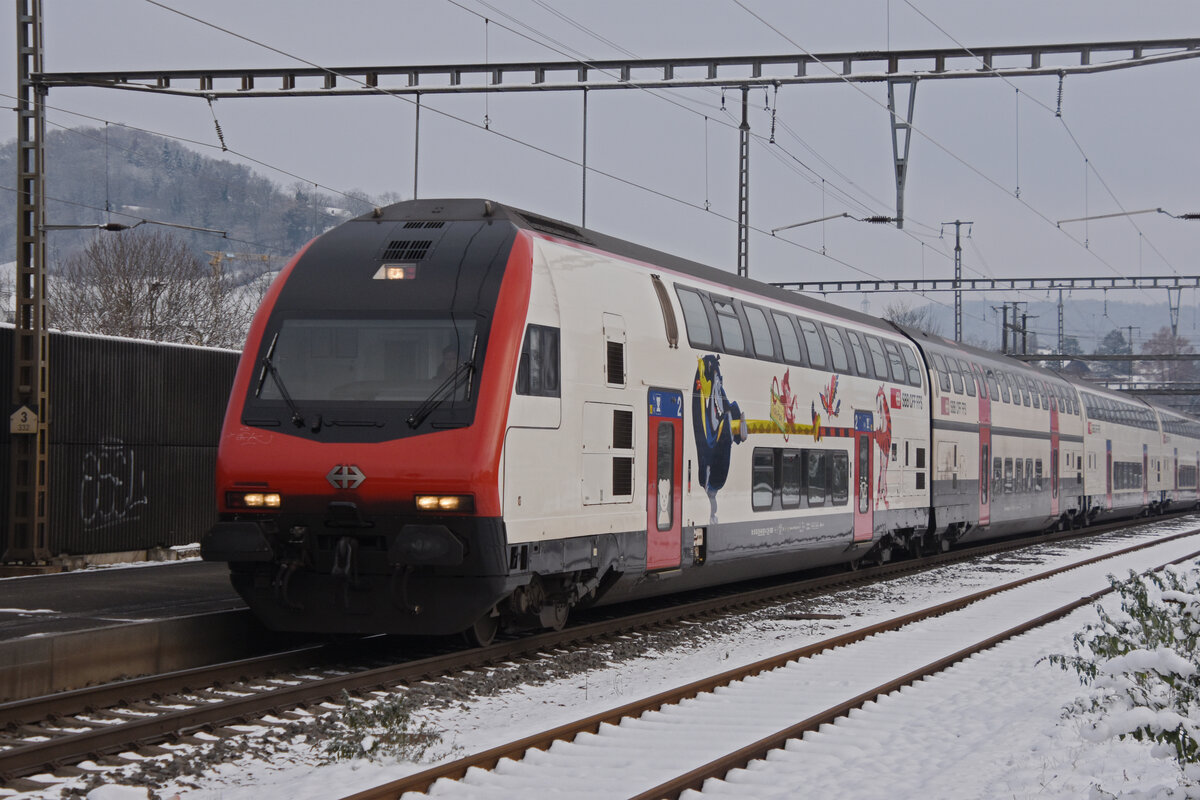 IC 2000 Steuerwagen Bt 50 85 26-94 931-0 durchfährt am 12.12.2022 den Bahnhof Gelterkinden.