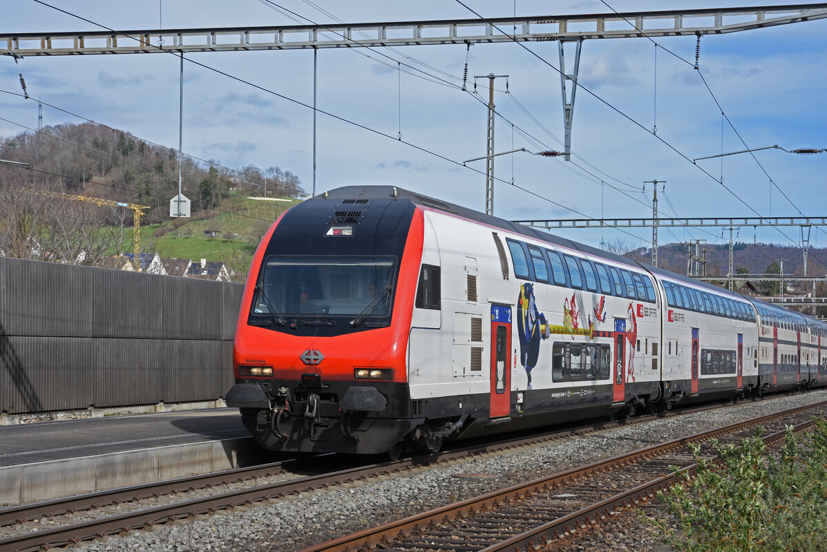 IC 2000 Steuerwagen Bt 50 85 26-94 911-2 durchfährt am 13.03.2023 den Bahnhof Gelterkinden.