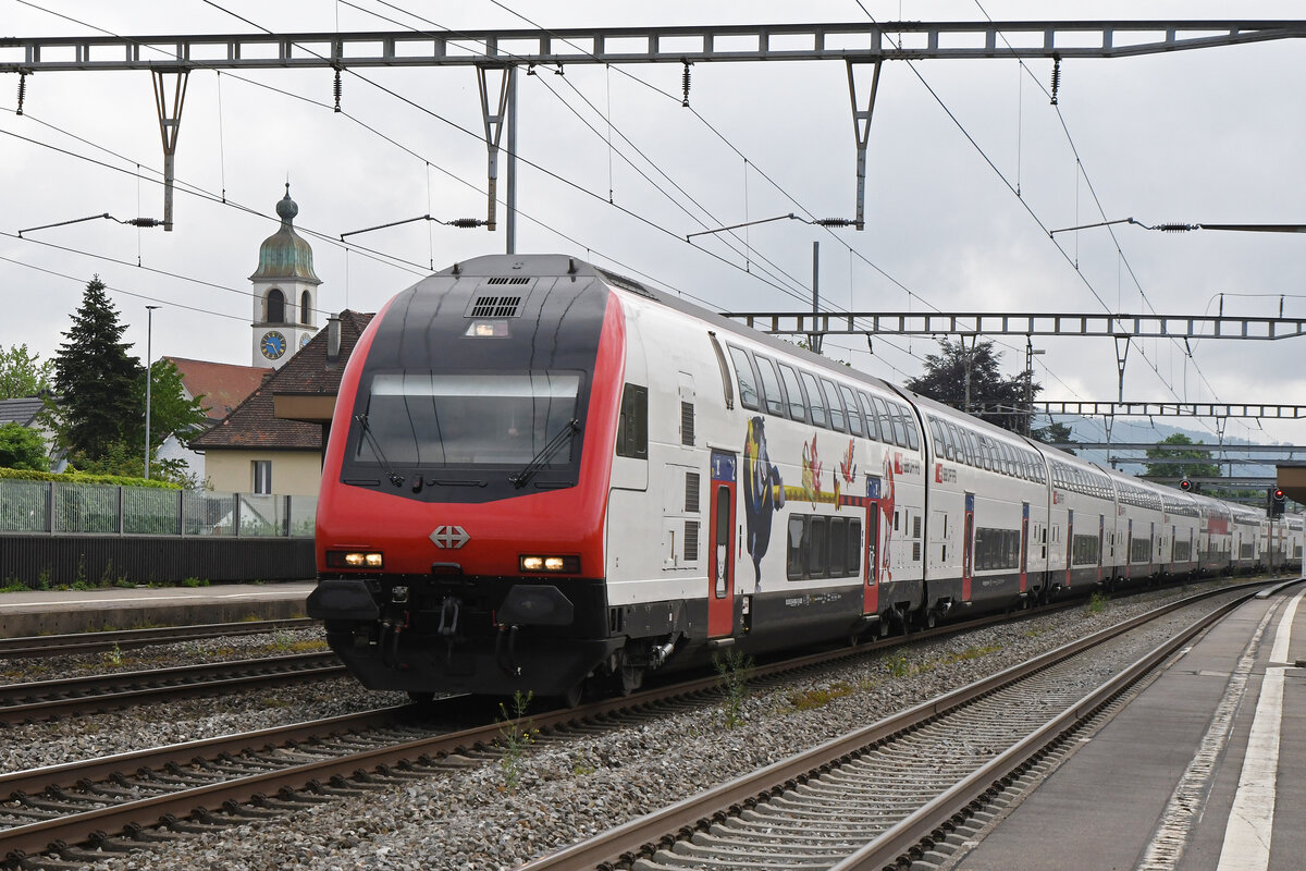 IC 2000 Steuerwagen Bt 50 85 26-94 908-8 durchfährt am 12.05.2023 den Bahnhof Rupperswil.